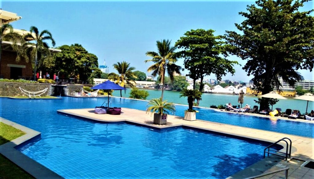 Cinnamon Lakeside pool
